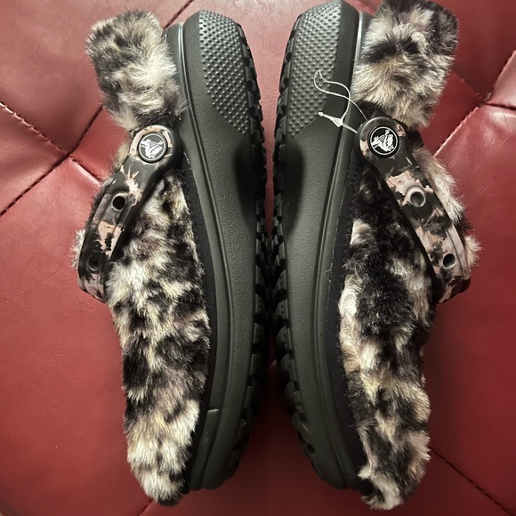 FauxFur Crocs🖤Size 8🖤 - Picture 12 of 16